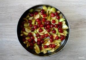 Шарлотка с яблоками и вишней - фото шаг 5